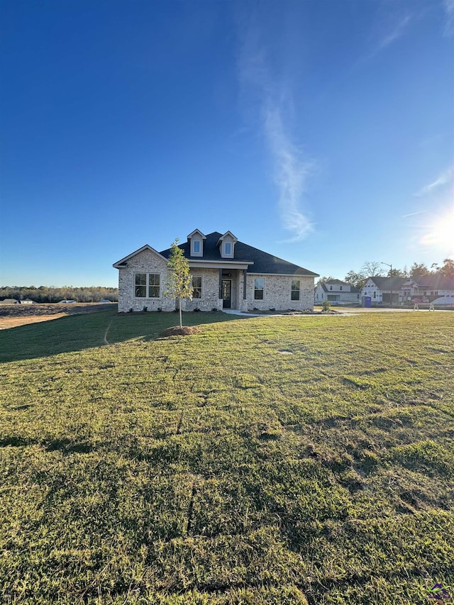 view of front of property with a front yard