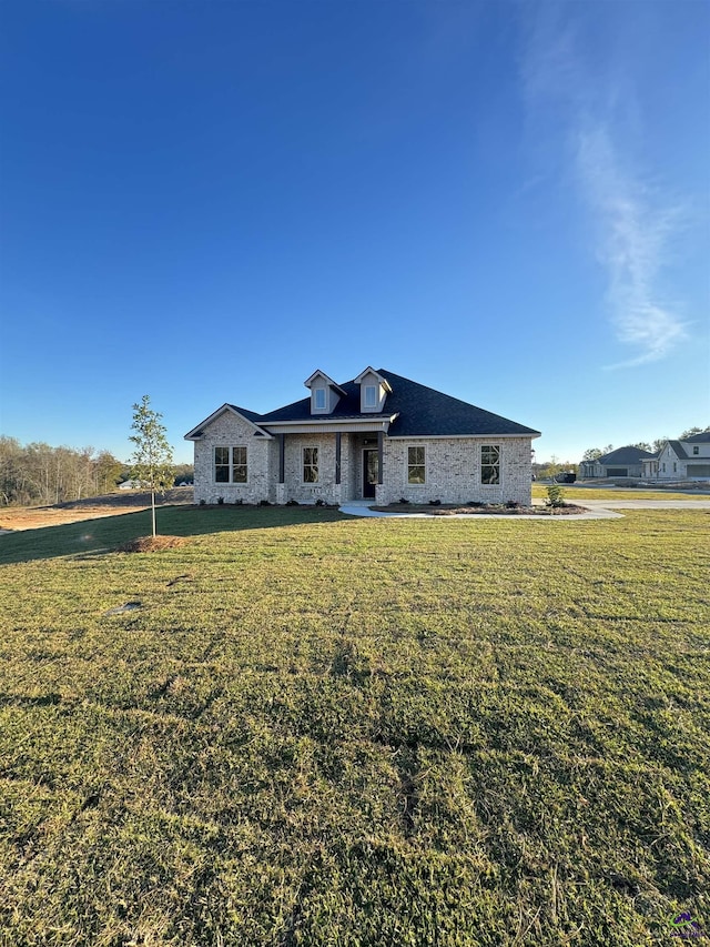 view of front of house featuring a front yard