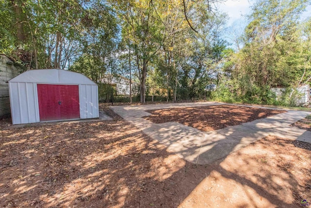 view of yard featuring a storage shed