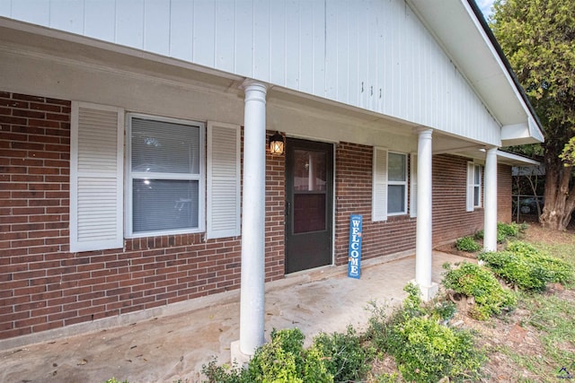 property entrance featuring a porch