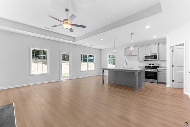 687 Jasmine Dr, Macon, GA 31211 - kitchen featuring stainless steel appliances, open floor plan, a sink, light wood-style floors, and recessed lighting