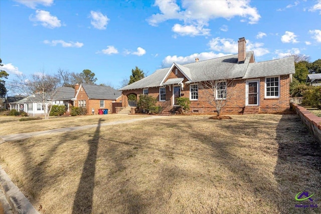 view of front of property with a front yard