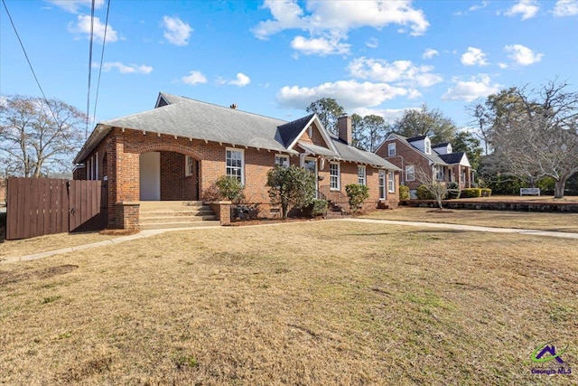 view of front of home featuring a front lawn