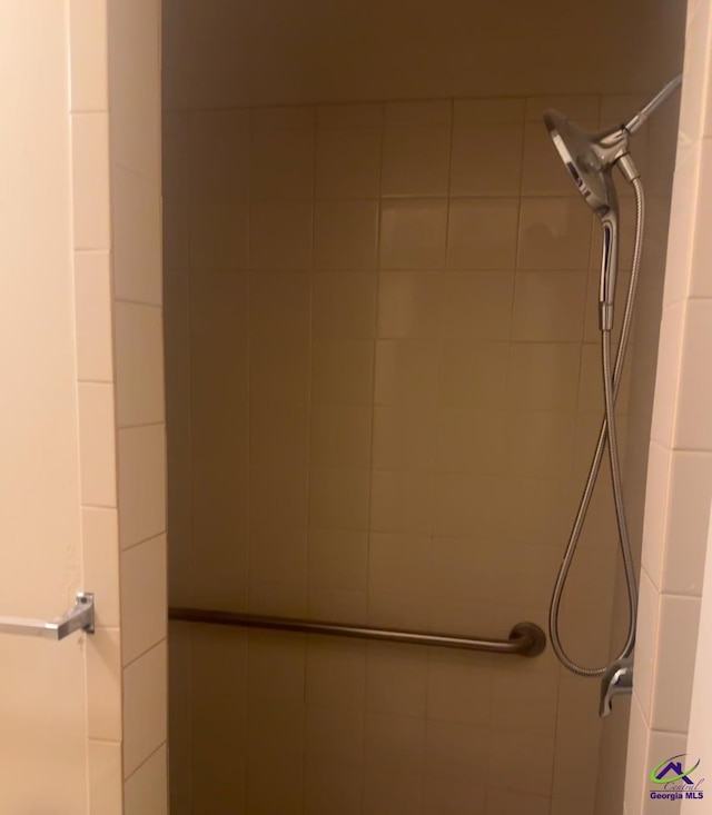 bathroom featuring a tile shower