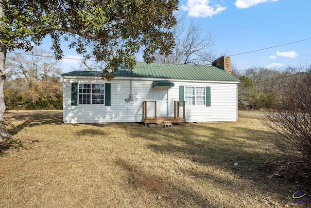 view of front of house featuring a front lawn