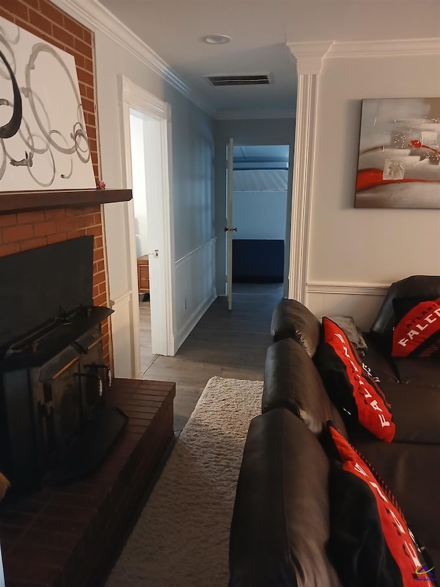 living room featuring hardwood / wood-style floors and crown molding