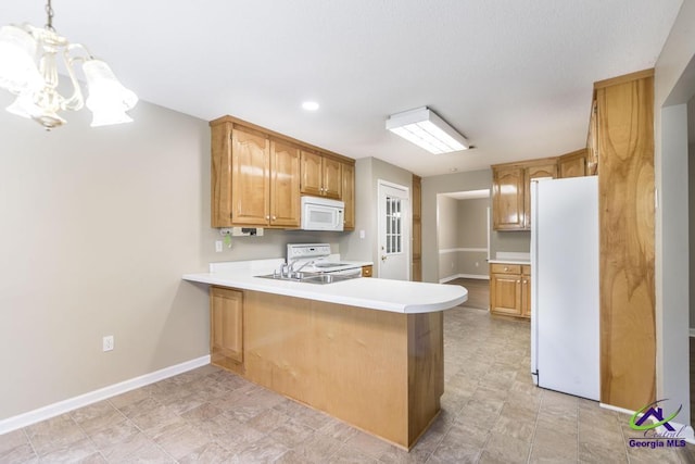 kitchen with sink, decorative light fixtures, a chandelier, kitchen peninsula, and white appliances