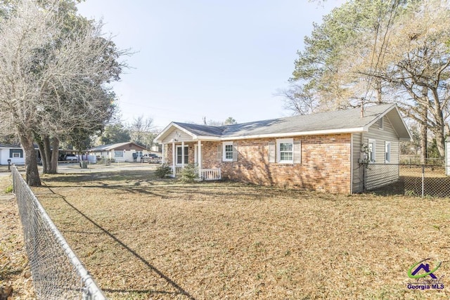 single story home with a front yard