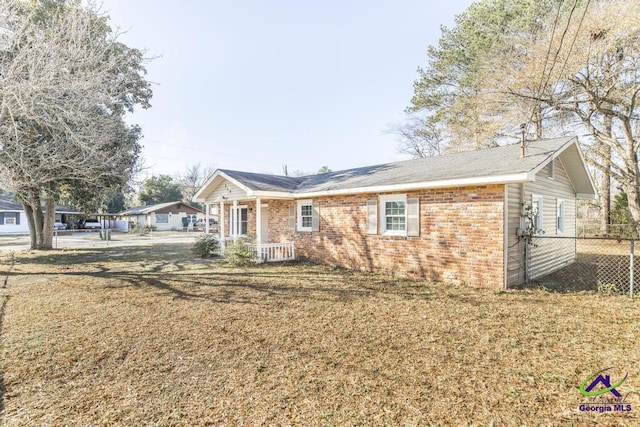 view of front of property with a front yard