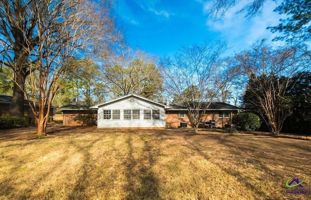 view of front facade featuring a front lawn