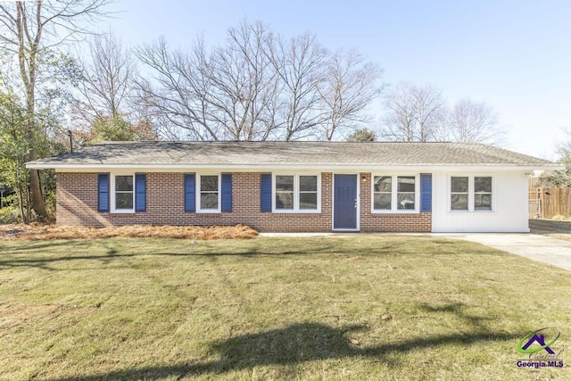 single story home featuring a front lawn