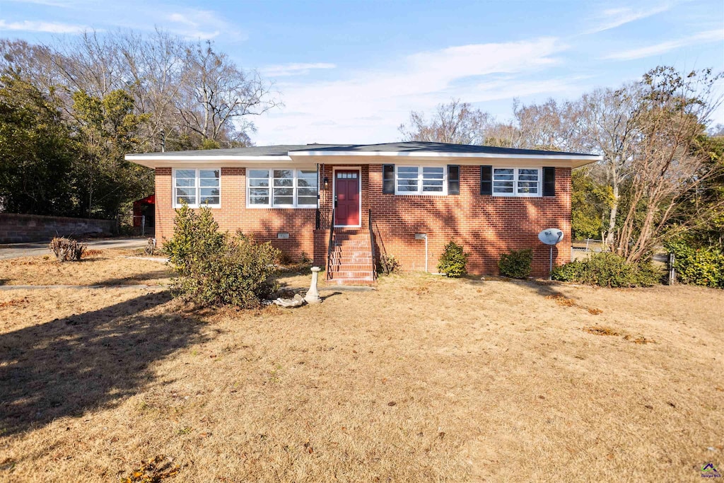 view of front of property with a front lawn