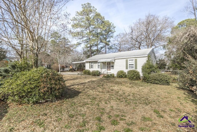 view of front of property featuring a front yard