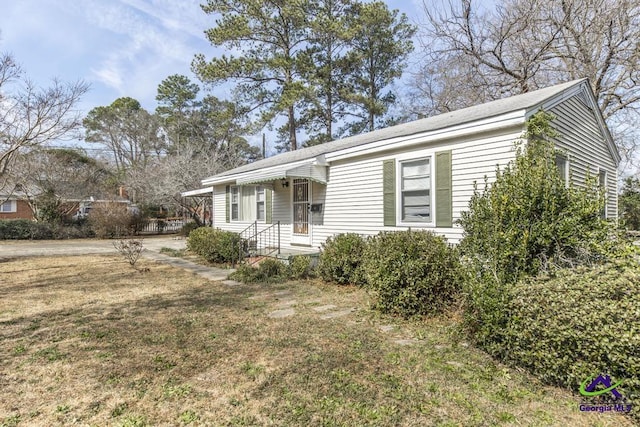 single story home featuring a front lawn