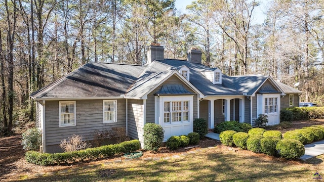 view of front of home with covered porch and a front lawn