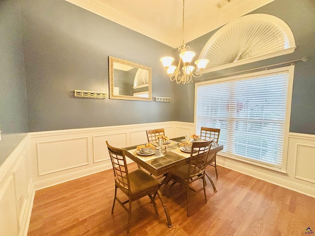 dining room featuring lofted ceiling, a notable chandelier, and light hardwood / wood-style flooring