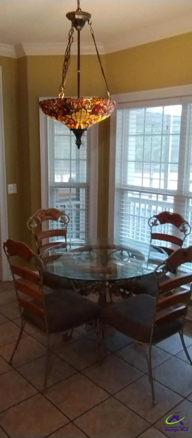 dining area with ornamental molding