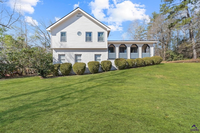 view of front of house featuring covered porch and a front lawn