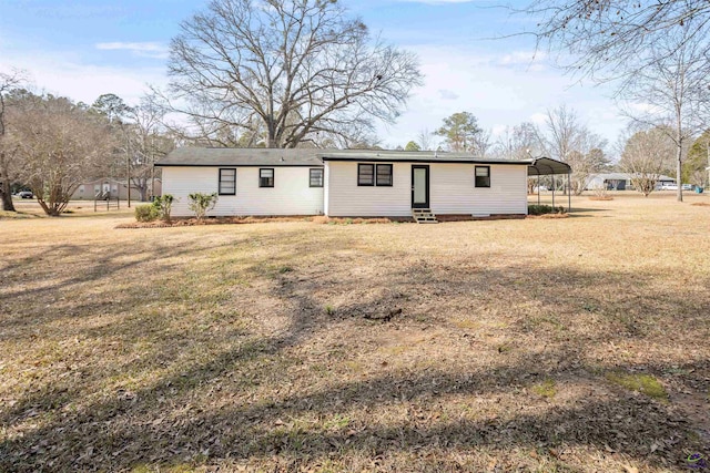 view of front of property featuring a carport and a front yard