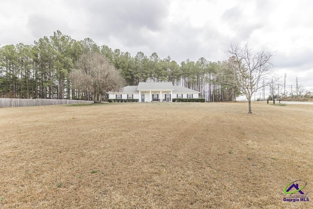 view of front of property featuring a front yard