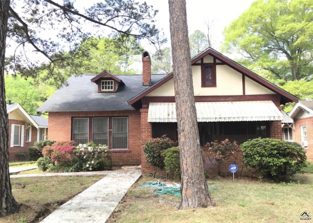 view of front of house with a front yard