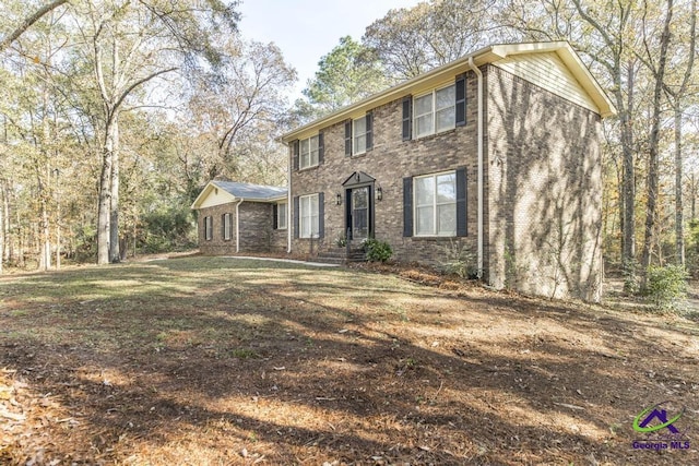 view of front of property featuring a front lawn