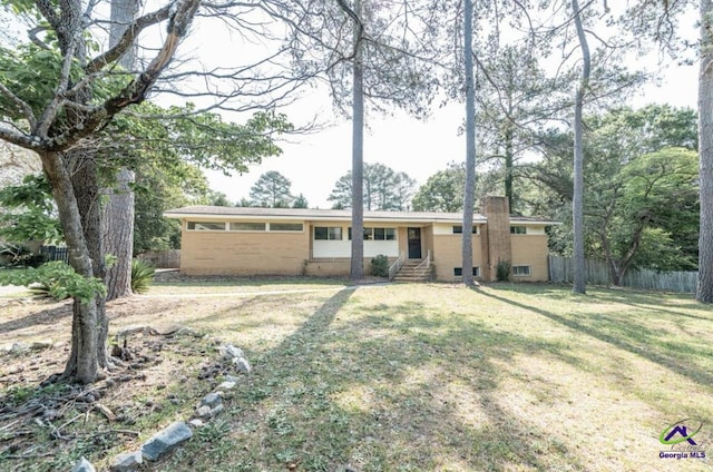 ranch-style house featuring a front yard