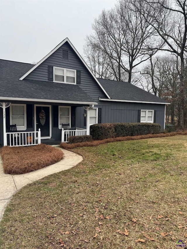 view of front of property featuring a front lawn and a porch