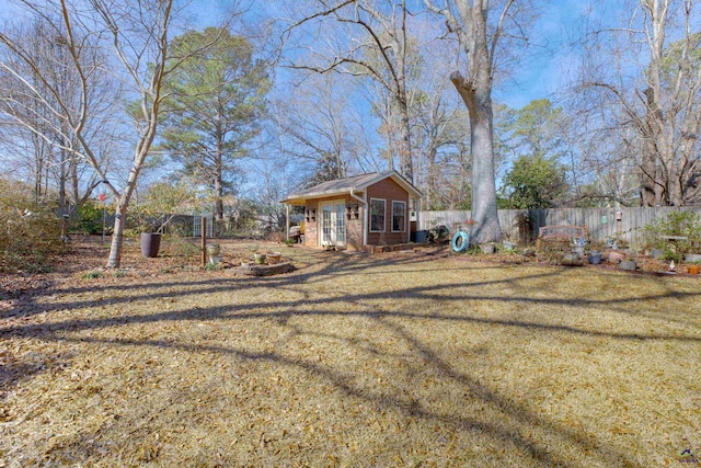 view of yard featuring an outdoor structure