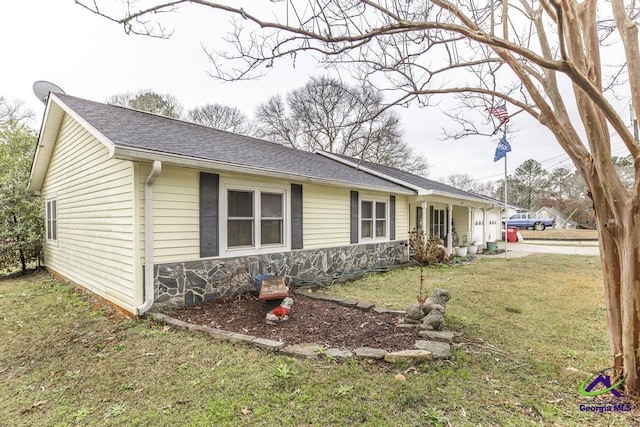 view of front of house featuring a front lawn