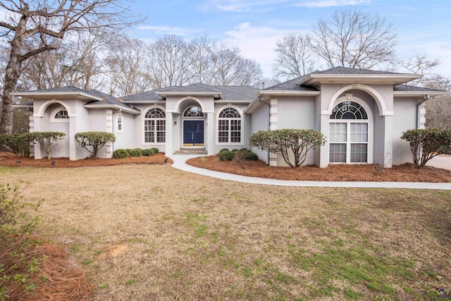 view of front of home featuring a front yard