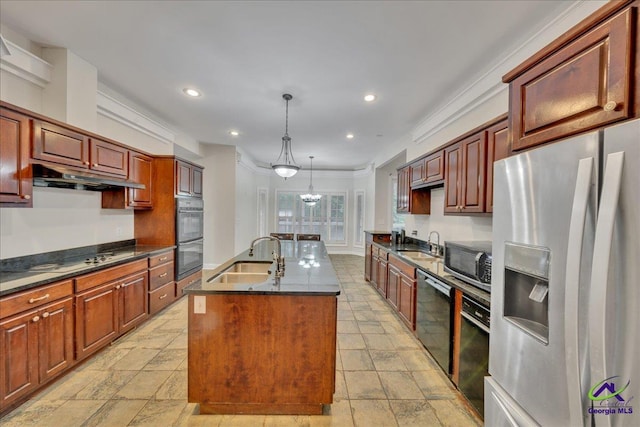 kitchen featuring sink, decorative light fixtures, black appliances, and an island with sink