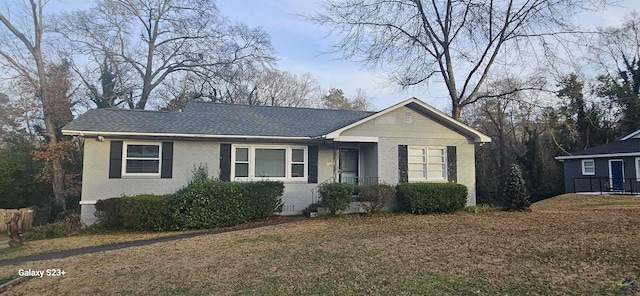 single story home with a front lawn