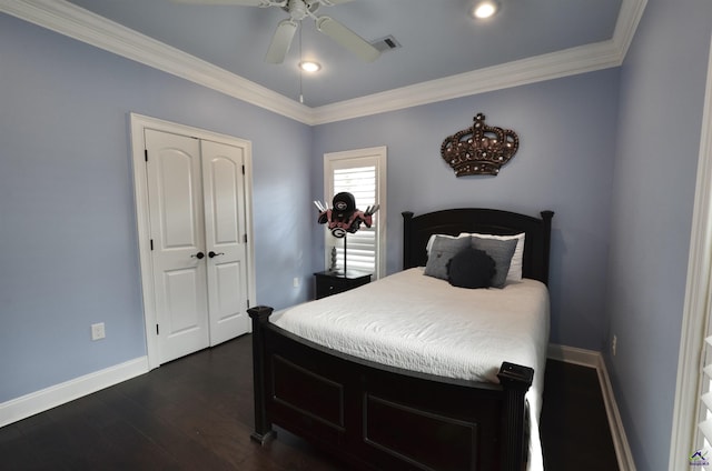 bedroom with crown molding, dark hardwood / wood-style floors, ceiling fan, and a closet