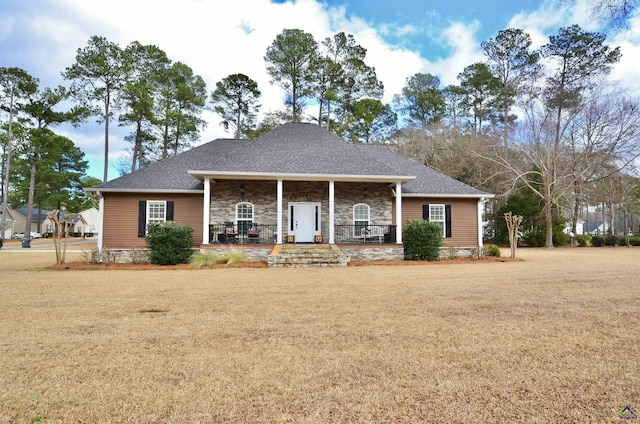 view of front facade featuring a front yard and covered porch