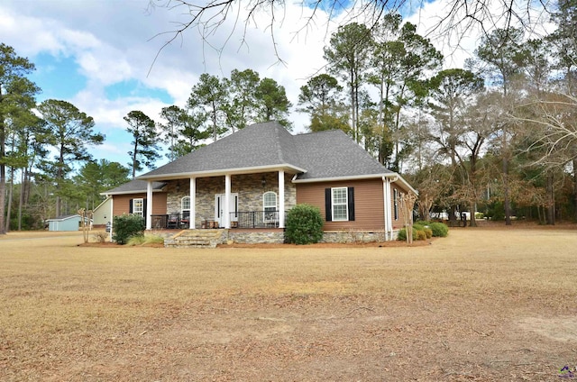 view of front of property featuring a front yard and a porch