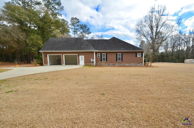 view of front facade featuring a garage and a front lawn