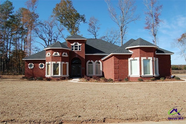 view of front of house with a front lawn