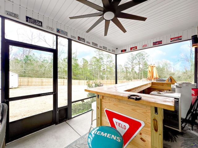 sunroom / solarium with ceiling fan