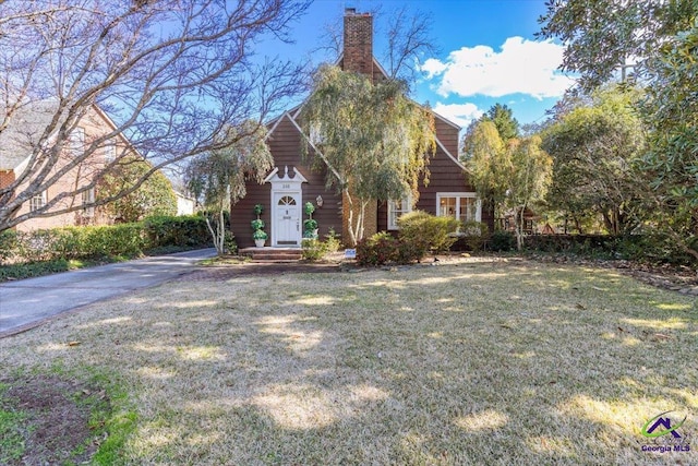 view of front of home with a front lawn