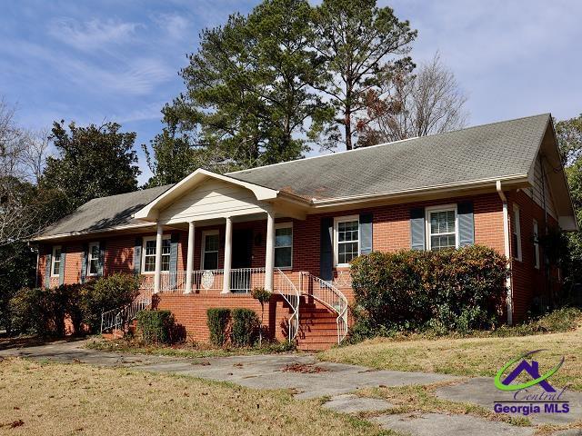 view of front of property featuring covered porch and a front yard