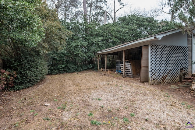 view of yard with a pole building and an outbuilding