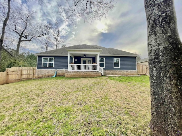 view of front of property featuring covered porch, a front yard, and ceiling fan