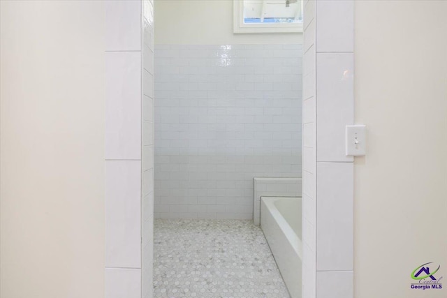 bathroom featuring a bathtub