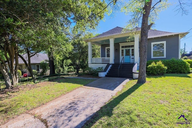 view of front facade featuring covered porch and a front yard