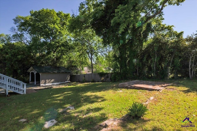 view of yard featuring a storage shed