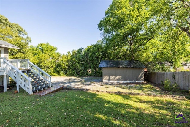 view of yard with a storage shed