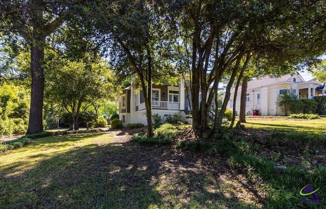 view of front of house with covered porch and a front lawn