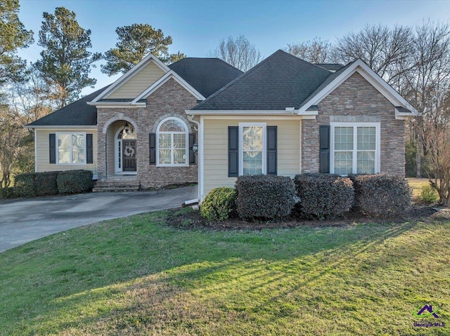 view of front of home featuring a front yard