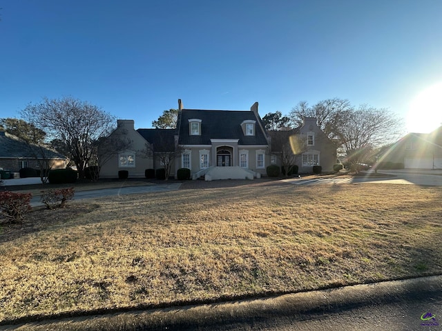 view of front of property featuring a front lawn